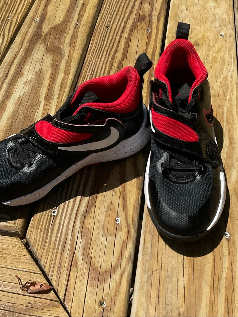 Nike Youth size 7 Black & Red Athletic Sneakers